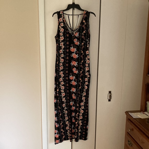 Black maxi dress with beautiful flowers - Picture 2 of 6